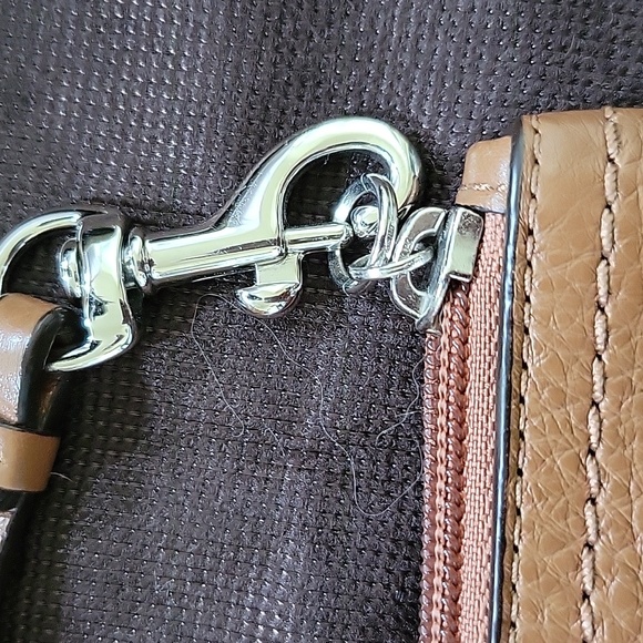 COACH LEATHER WRISTLET - Picture 4 of 9